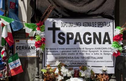 U Napulju "sahranili" Nijemce, stigla i spomen ploča za 'furiju'