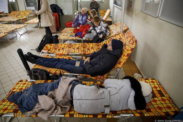 FOTO 24sata na granici Poljske i Ukrajine: Mnogi bježe od pakla rata, spavaju na kolodvoru