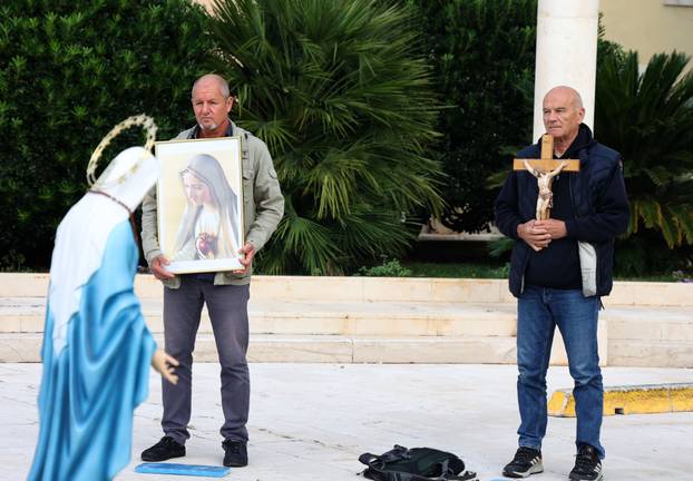 Šibenik: Molitelji krunice ispred Gradske uprave