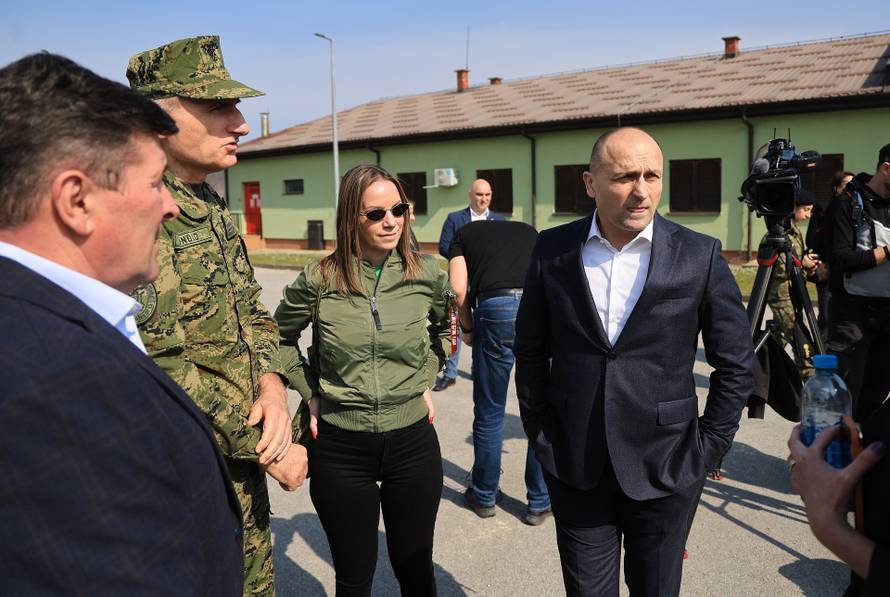 Ministar Anušić i general Kundid na prvom danu TVO-a na Slunju