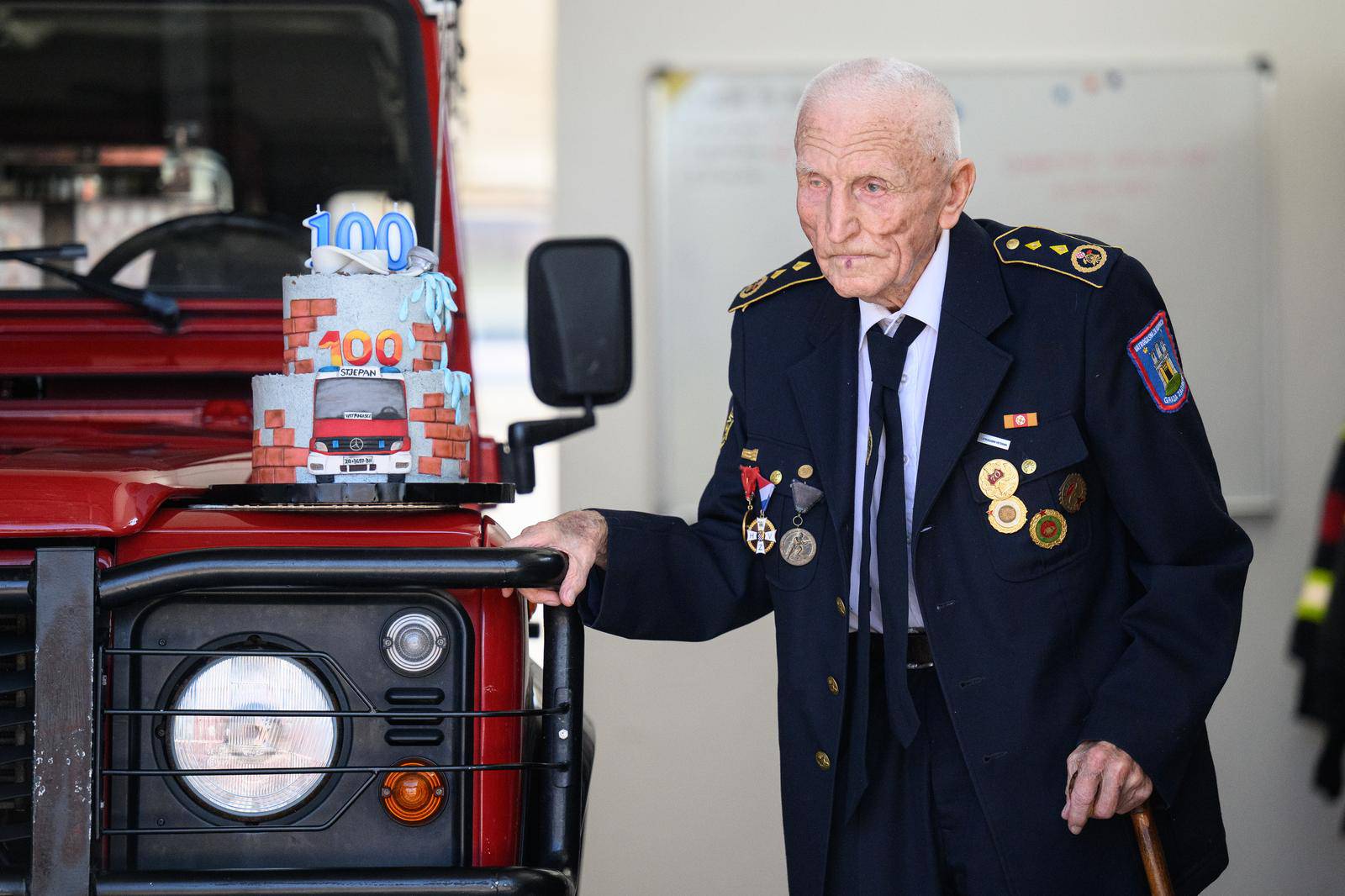 Sesvetski Kraljevec: Najstariji vatrogasac Stjepan Masan proslavio 100. rođendan s članovima DVD-a Sesvetski Kraljevec