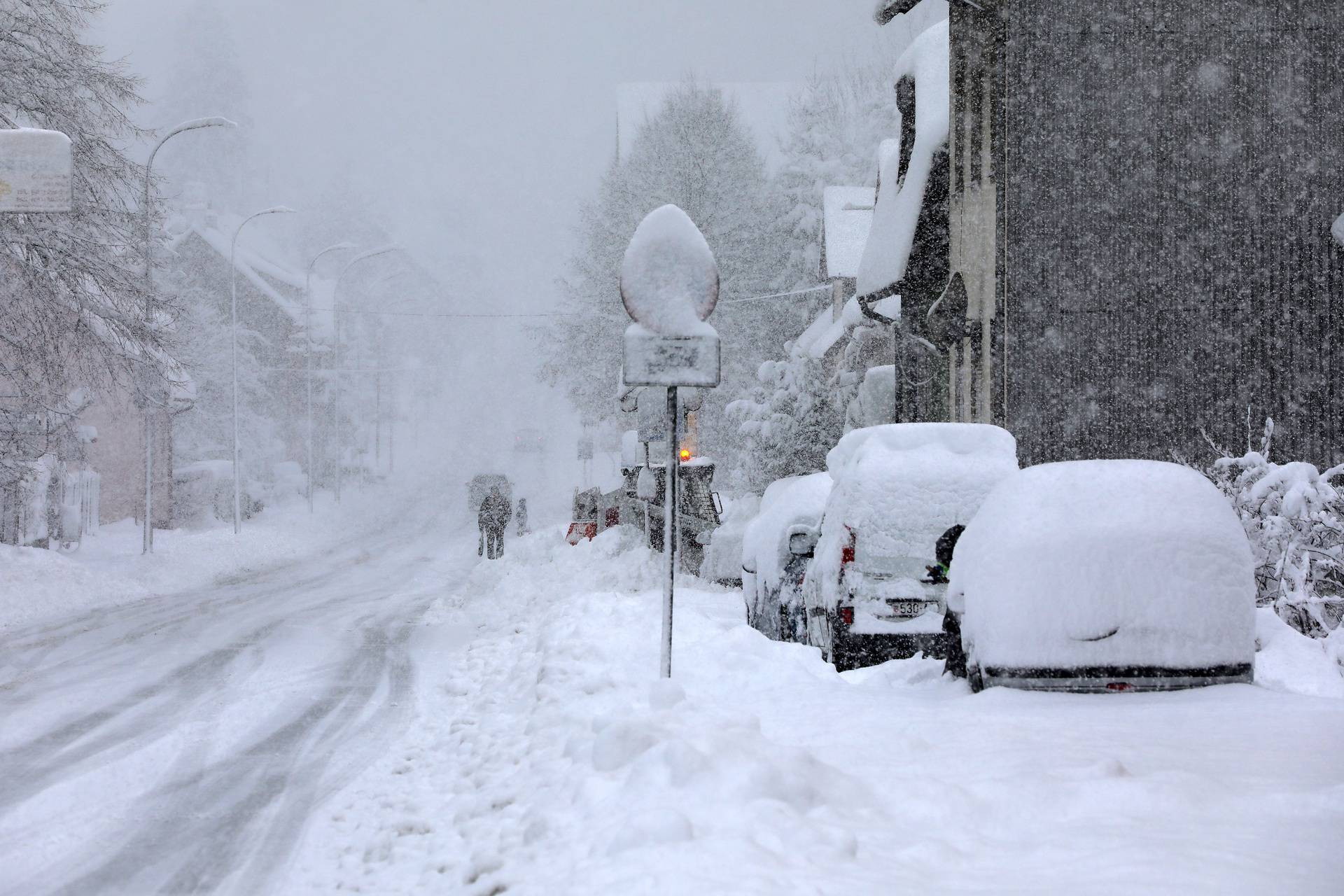 U Delnicama napadalo 40 centimetara snijega, otežan promet kroz mjesto 