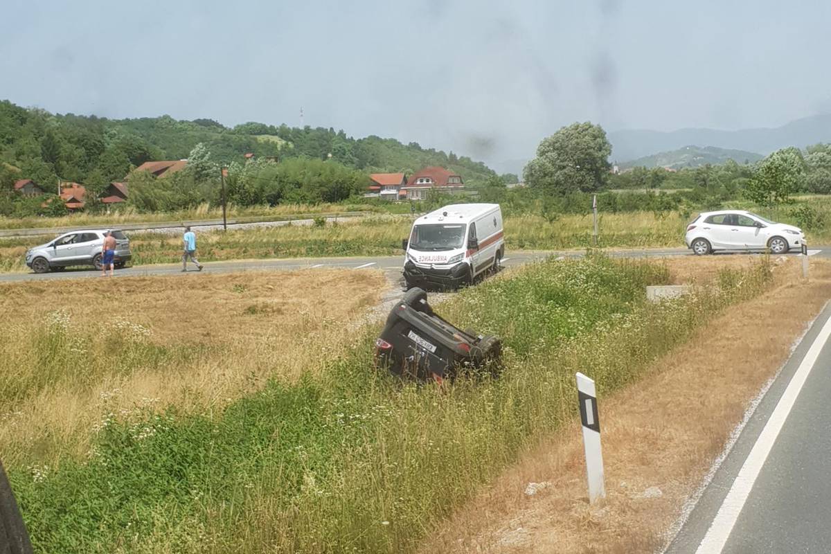 FOTO Teški sudar automobila i sanitetskog vozila kod Zaboka