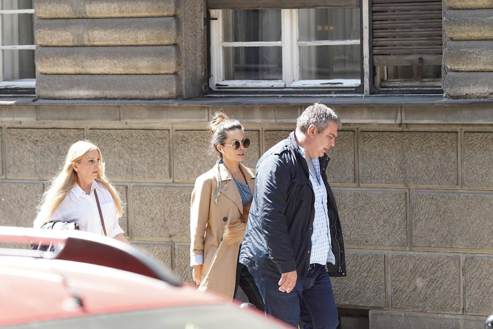Pišek snimljena ispred zgrade u Beogradu u kojoj je živjela sa pokojnim suprugom Vidojem