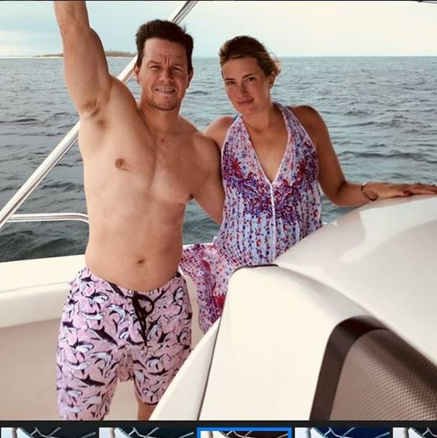 Isklesani Mark Wahlberg (51) hvali se mišićima, sa suprugom se odmara na Barbadosu