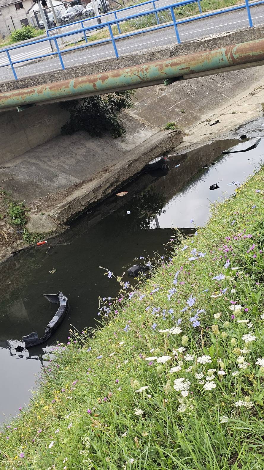 Krš i lom u Sesvetama! S ceste sletio u odvodni kanal, auto potpuno uništen: 'Užasno je...'