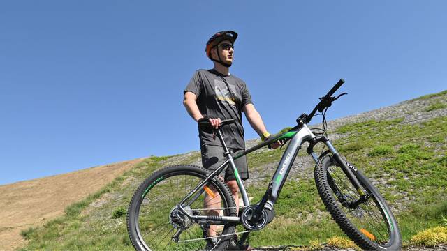 Adrenalinske vožnje: Spuštanje niz planinu na električnom biciklu ili vulkansko surfanje?