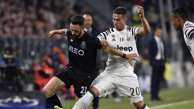 FC Porto's Miguel Layun in action with Juventus' Marko Pjaca