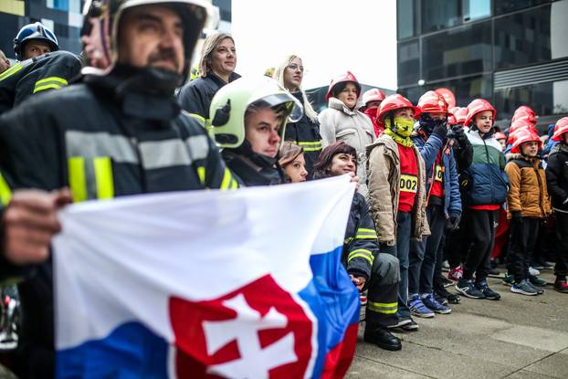 Zagreb: Vatrogasci pod punom opremom pretrčali 666 stepenica u humanitarne svrhe
