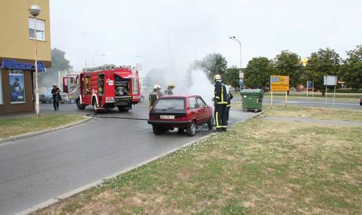 Vozaču se zapalio Yugo u vožnji kroz osječko naselje