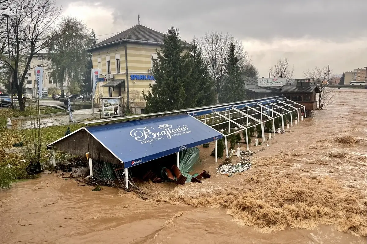 Kaos u Sarajevu: Miljacka puna blata, potopljen je popularni restoran, evakuirano pet ljudi