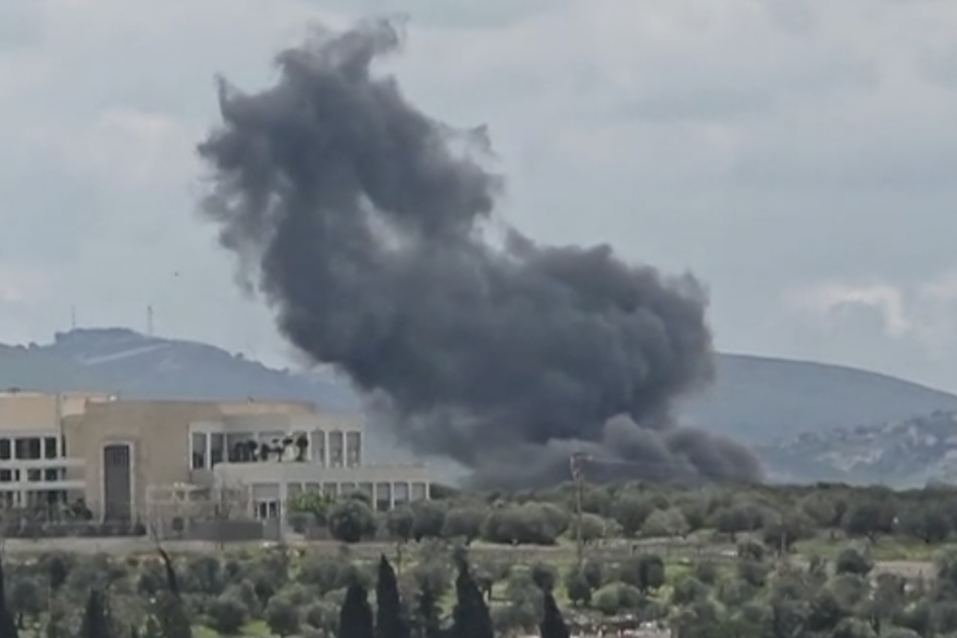 Dim se di&zcaron;e nad libanonskim Nabatiehom, kola hitne pomo&cacute;i jure nakon udara