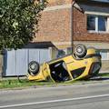 FOTO Prometna u Požegi: Auto sletio s ceste, završio na krovu