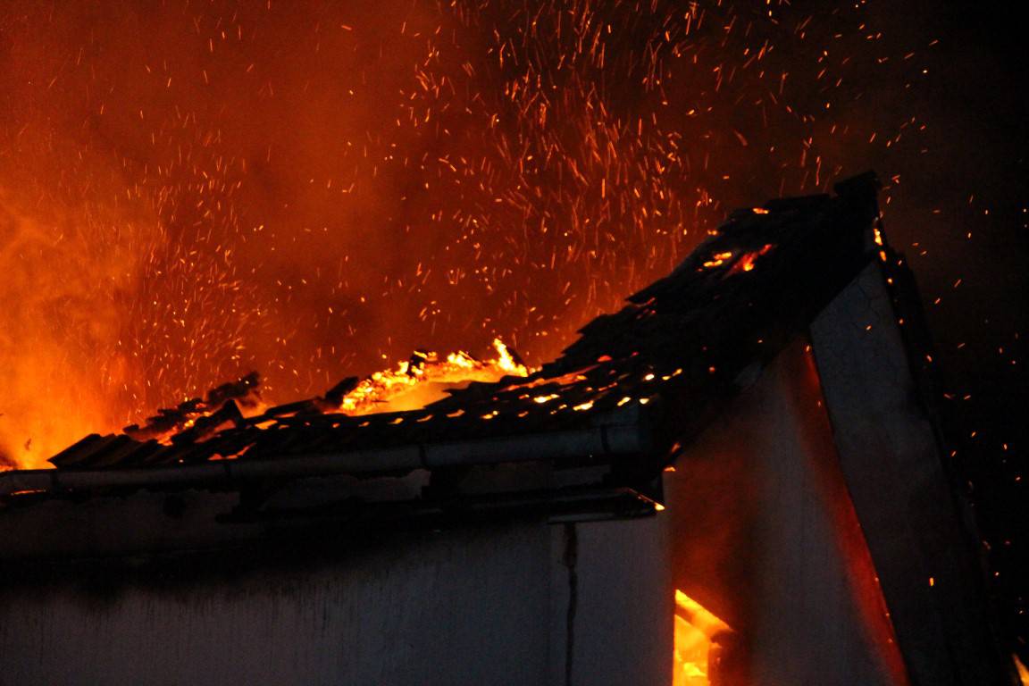 Gledali kako im kuća nestaje u vatri: Satima gasili veliki požar