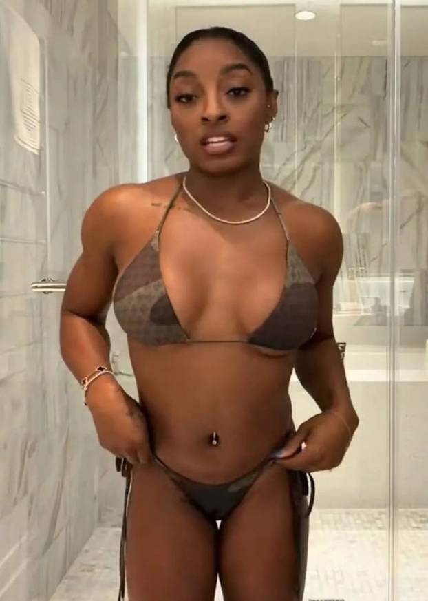 FOTO Simone Biles: Pogledajte mi grudi prije i poslije operacije