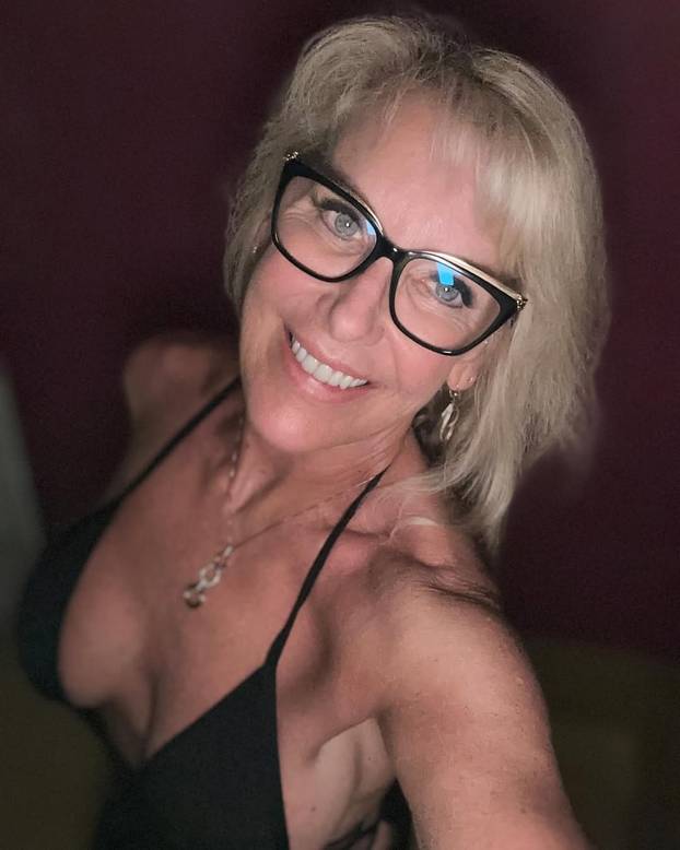 FOTO Policajka (61) dala otkaz i postala hit na internetu: Mnogi bi voljeli da ih 'privede'...