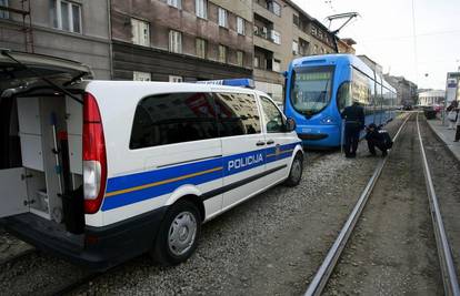 Tramvaj u Zagrebu naletio na pješaka pa ga ozlijedio