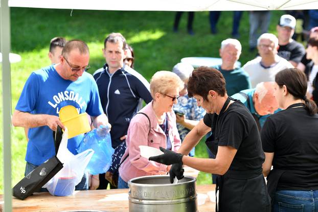 Čakovec: Građani čekali u redu za porciju graha 