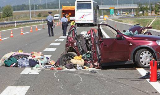 Bus prepolovio Corsu koja je usporila da siđe s A1