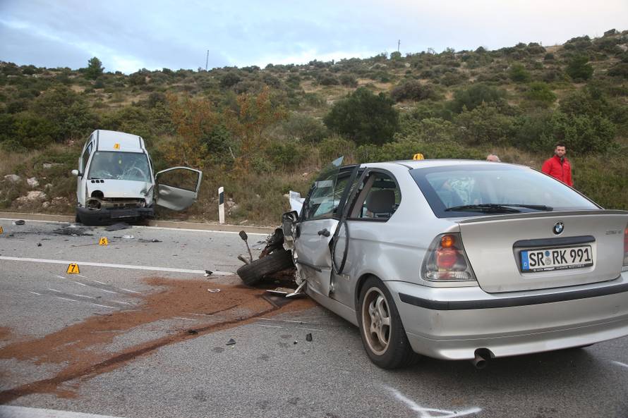 Krš i lom na ulazu u Šibenik: BMW bez pola prednjeg dijela