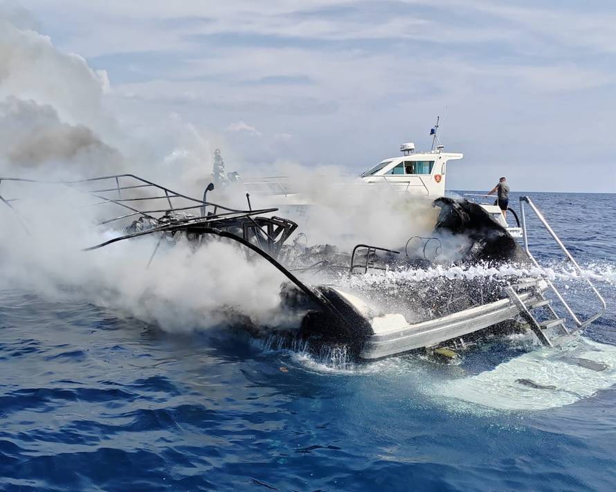 FOTO Izgorjela jahta kod Vele Luke, spasili četvero ljudi. Brod završio na 70 metara dubine