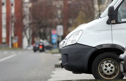 Kaznili ga jer je iz prtljažnika kombija dozivao pomoć i glumio ženu.   Policija dobila niz dojava