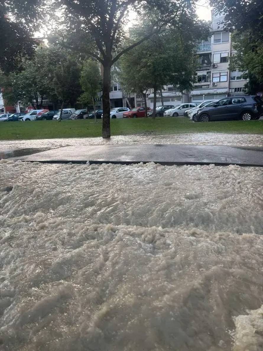VIDEO Pukla cijev, poplavio je dio Sesveta: 'Posvuda je voda'
