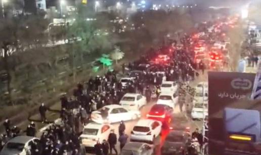 VIDEO Veliki prosvjedi po Iranu. Vrhovni vo&dstrok;a prijeti da ne&cacute;e popustiti: Djeluju u ime SAD-a!