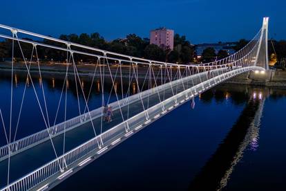 FOTO Pješački most u Osijeku zablistao je u novom ruhu