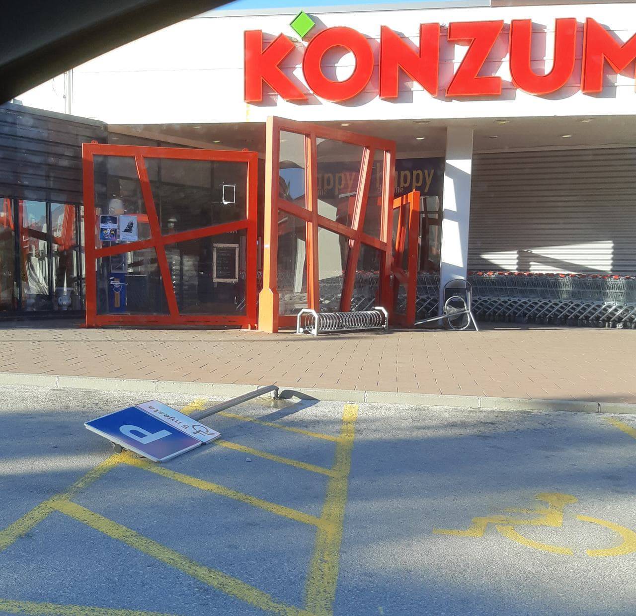 Bura u Mokošici uništila kiosk, u Splitu izbila prozore zgrade