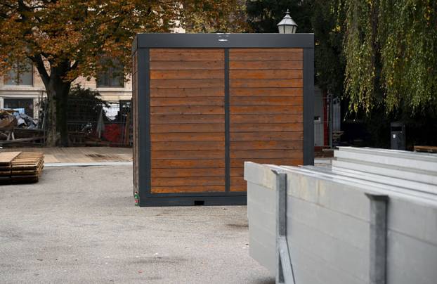 Zagreb: Postavljanje adventskih kućica na Strossmayerovom trgu