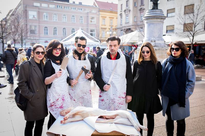 Kolinje: Glumci izveli svinjariju na zagrebačkom Cvjetnom trgu