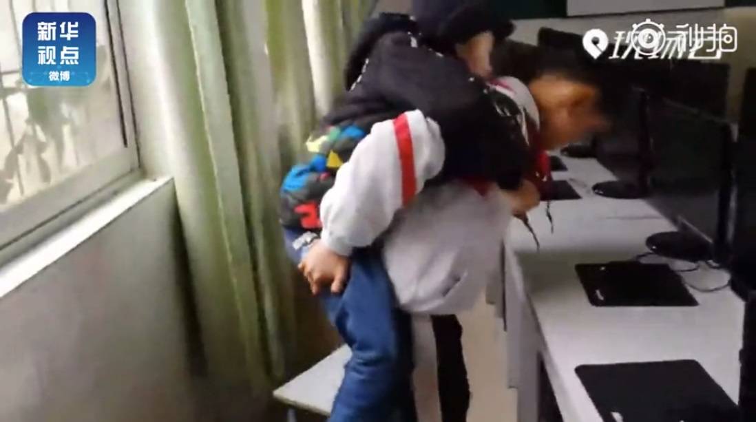 Mali heroj (12) već šest godina nosi bolesnog prijatelja u školi