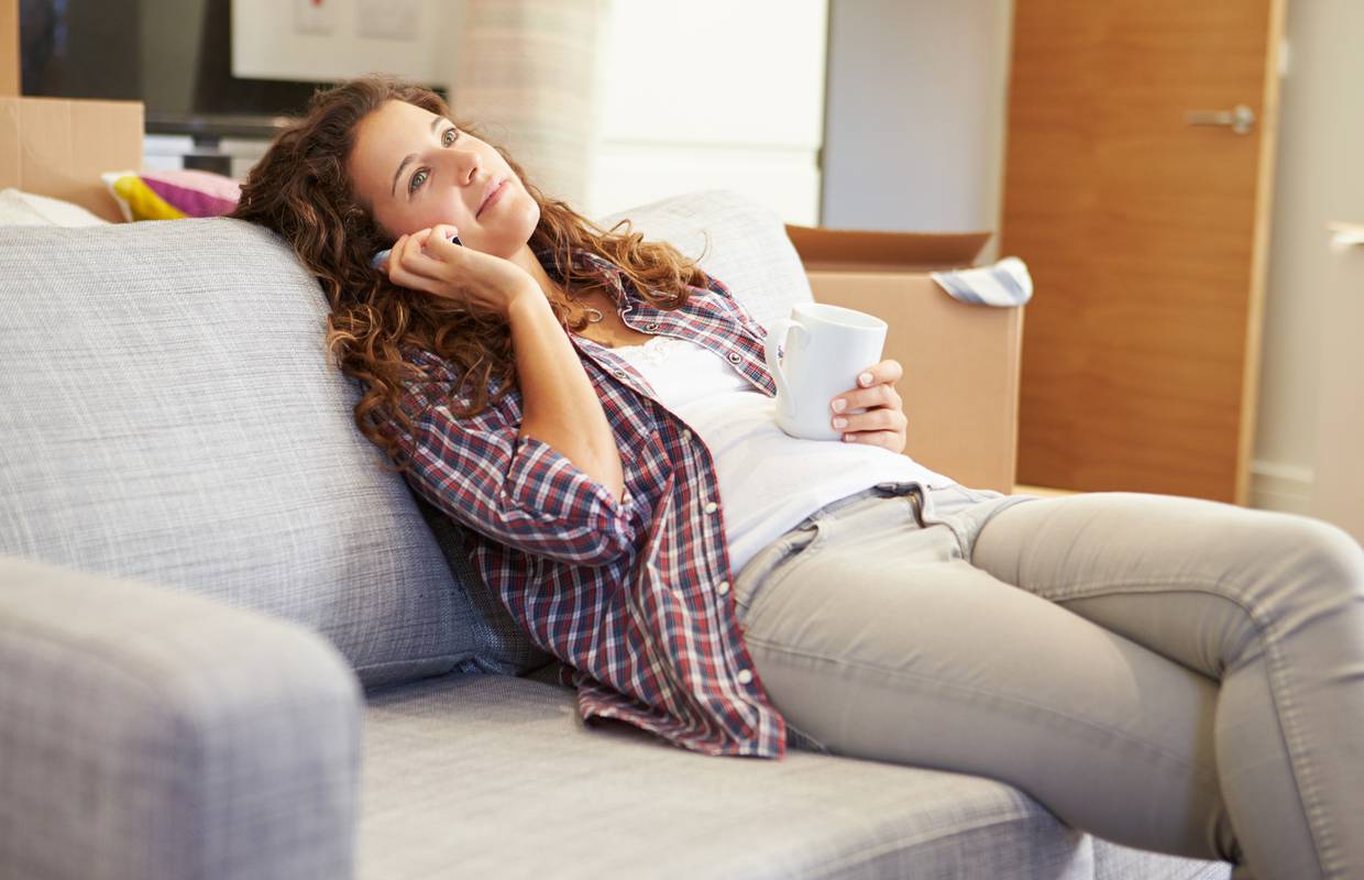 Žene tijekom izolacije manje izlaze iz kuće od muškaraca, ali zato više pričaju na mobitel