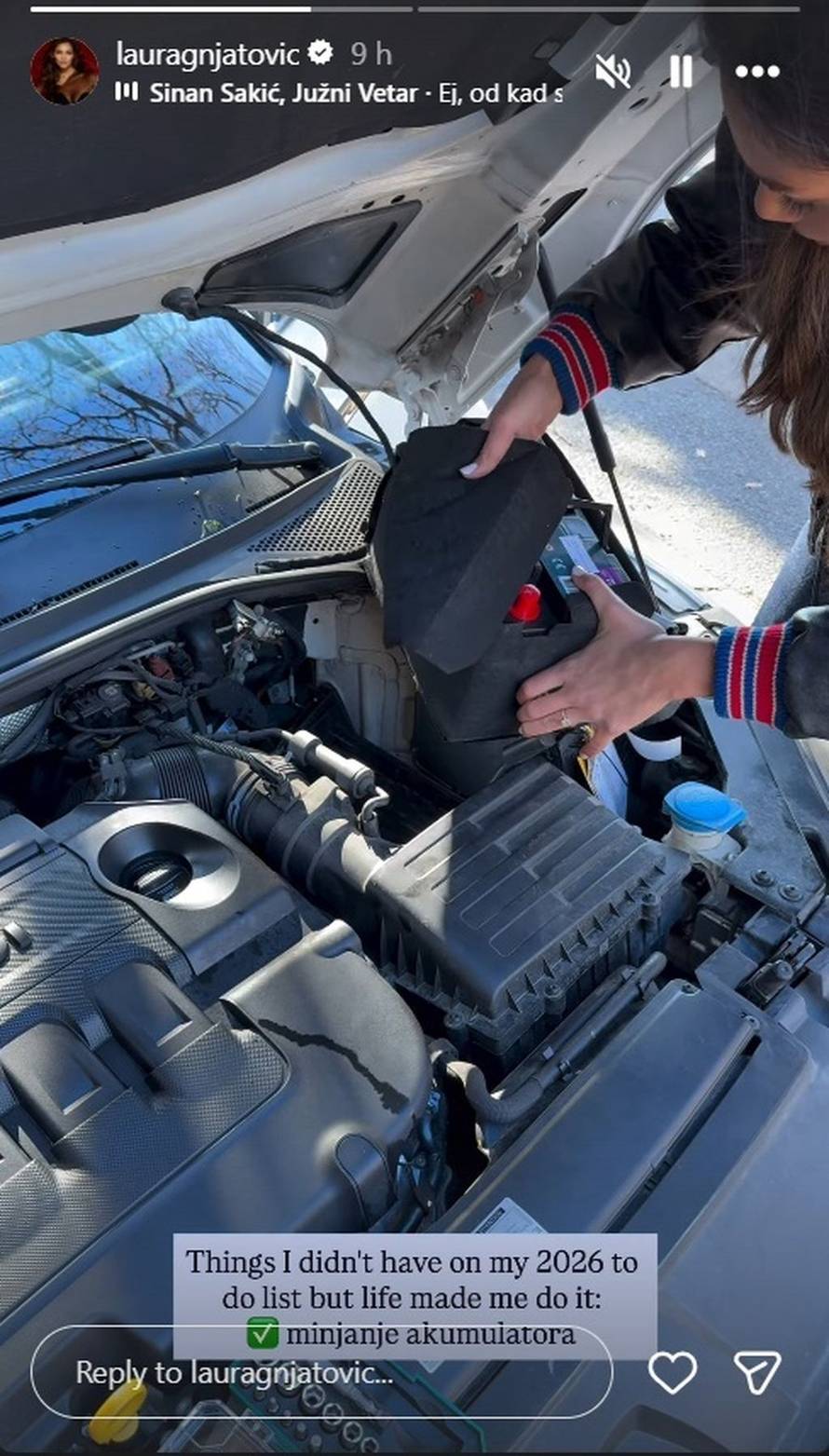 Laura Gnjatović skinula je lentu i uhvatila se akumulatora...