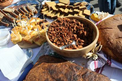 FOTO Samoborci i turisti uživali u delicijama kumica: U ponudi su bili čvarci, kruh, češnjovke...