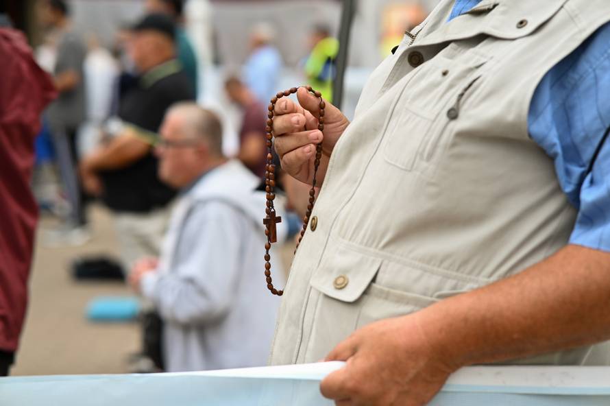 Zagreb: Muška molitva krunice na Trgu bana Josipa Jelačića