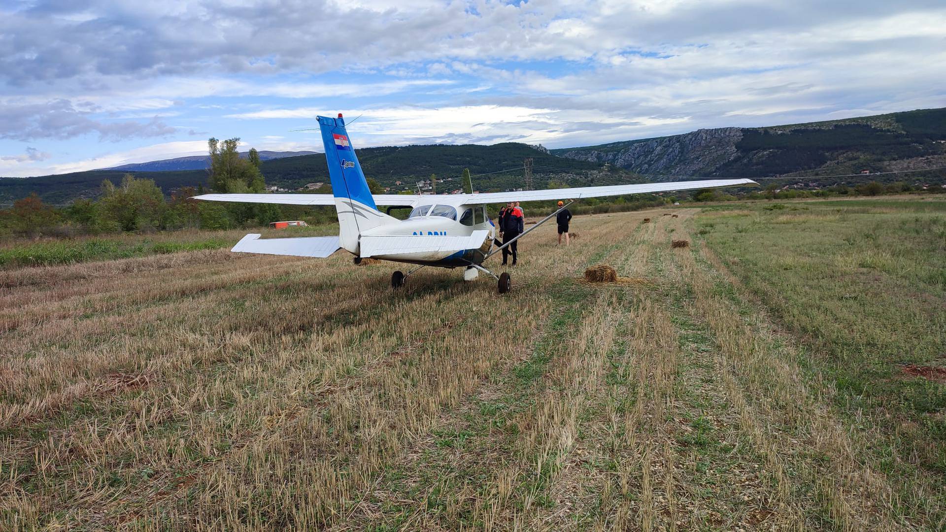 Avion prisilno sletio kod Imotskog zbog kvara na motoru