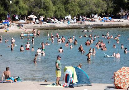 FOTO Prepune plaže u Vodicama