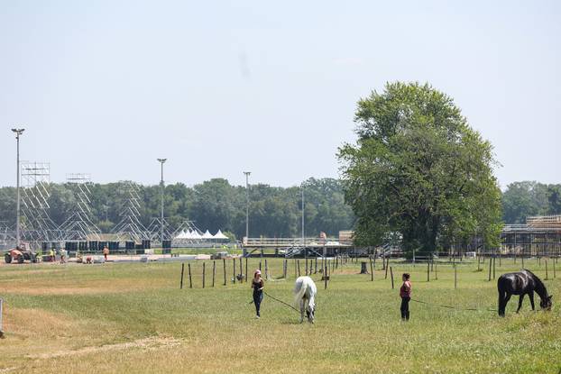 Zagreb: Radovi na izgradnji pozornice za koncert Marka Perkovića Thompsona