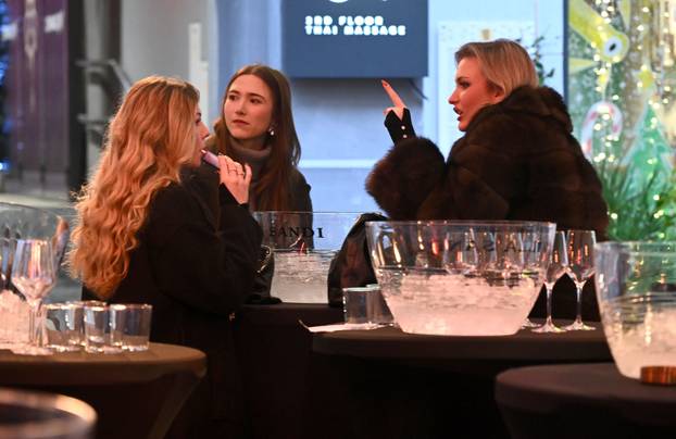 Zagreb: Pripreme ugostitelja u centru grada povodom Badnjaka