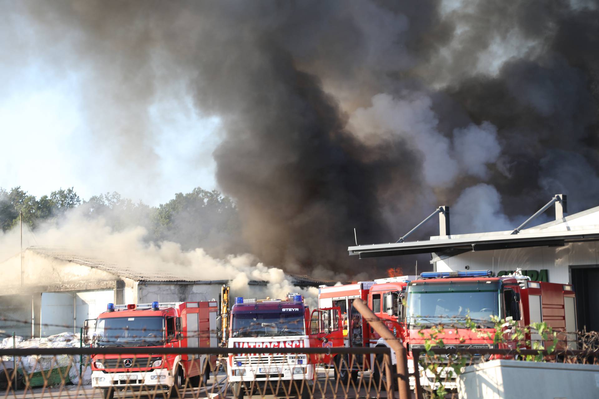 U Novom Pračnu izbio požar u hali za obradu otpada