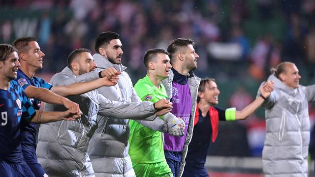 Slavlje hrvatskih igrača nakon pobjede nad Austrijom i osvojenim prvim mjestom u skupini