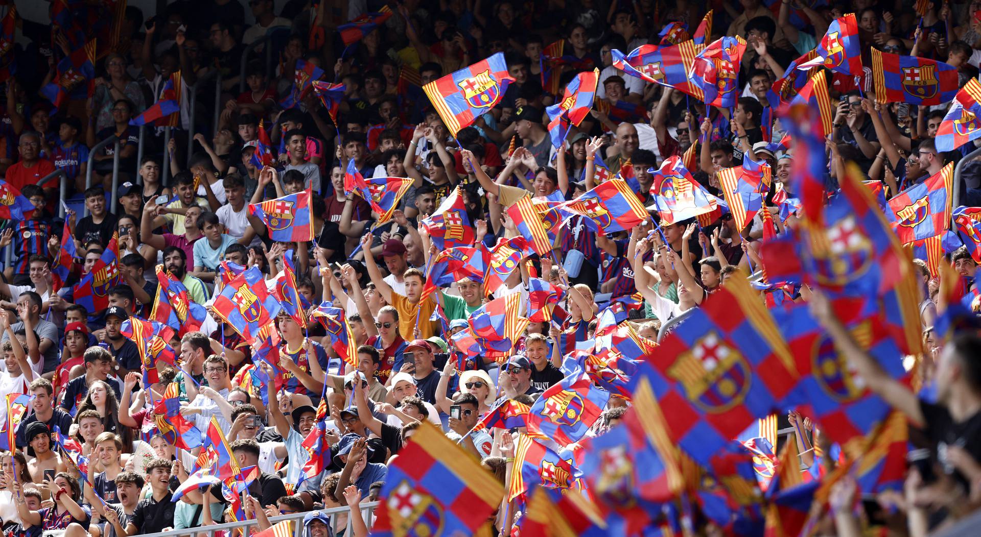 FC Barcelona unveil Robert Lewandowski