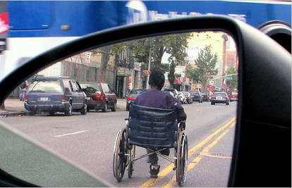 Pljačkaš banke pobjegao s brzim invalidskim kolicima