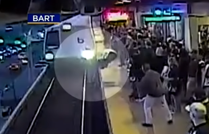Video koji led krv: U zadnji ga je tren spasio od jurećeg vlaka