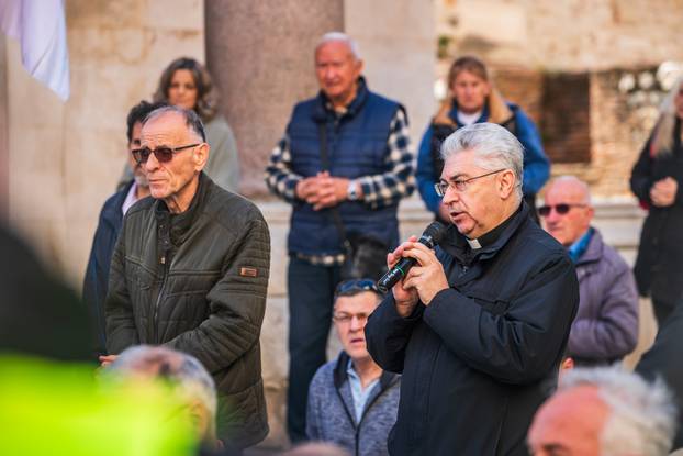 Split: Molitelji se okupili na Peristilu