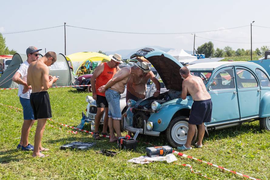 Spačeki okupirali Trg: Ma ovo je naš automobilski Woodstock