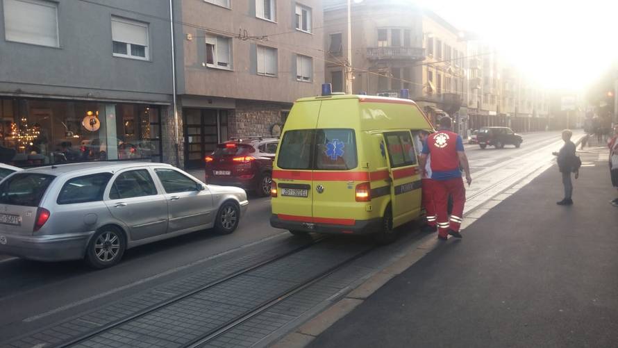 'Smrskao je cijeli prednji dio': Sudarili se tramvaj i auto u Ilici