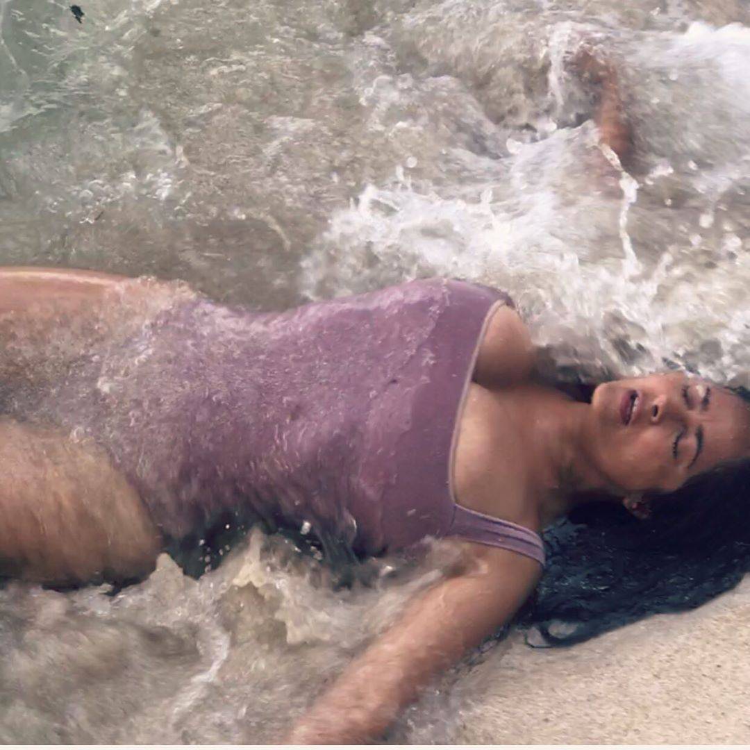 Salma Hayek pozirala u badiću na plaži: 'Servirala' je poprsje
